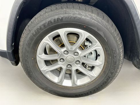 Used 2022 Jeep Grand Cherokee Laredo E RWD image 11