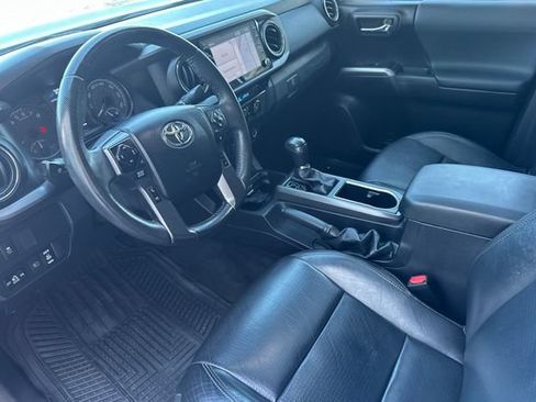 Used 2022 Toyota Tacoma TRD Off-Road w/ TRD Premium Off Road Package AWD/4WD image 10