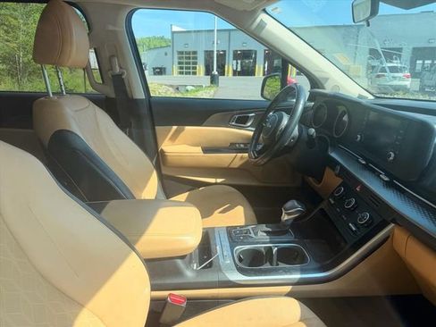 Used 2022 Kia Carnival LX FWD image 19