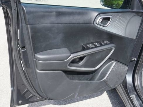 Used 2025 Kia Soul LX w/ LX Technology Package FWD image 21