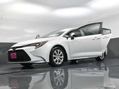Used 2025 Toyota Corolla LE FWD image 28