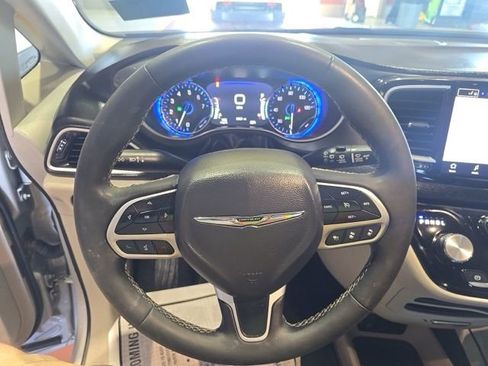 Used 2024 Chrysler Pacifica Touring-L FWD image 5