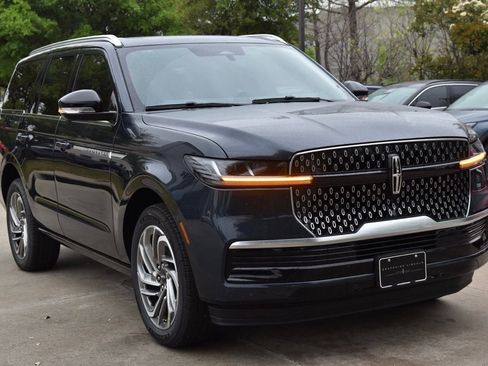 New 2026 Lincoln Navigator Reserve image 3