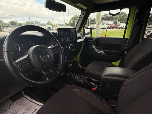 Used 2017 Jeep Wrangler Unlimited Rubicon w/ Connectivity Group AWD/4WD image 16