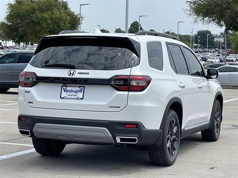 New 2025 Honda Pilot Touring image 4