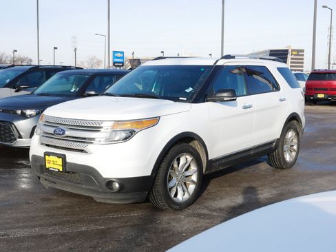 Used 2014 Ford Explorer XLT w/ Equipment Group 202A image 2