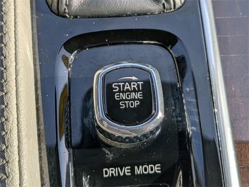 Used 2019 Volvo XC90 T5 Momentum w/ Protection Package Premier image 32