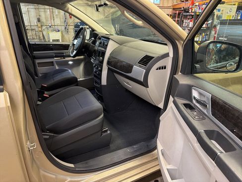 Used 2010 Dodge Grand Caravan SXT image 7