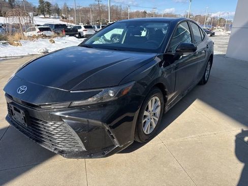 Used 2025 Toyota Camry LE image 3