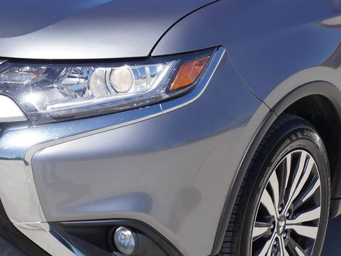 Used 2019 Mitsubishi Outlander SE image 2