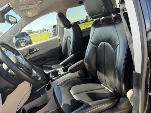 Used 2023 Chrysler Pacifica Touring-L FWD image 13