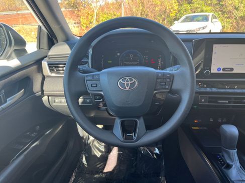 Used 2025 Toyota Camry LE image 29