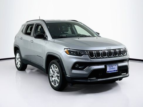 Used 2023 Jeep Compass Latitude AWD/4WD image 3
