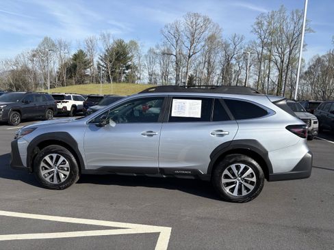 Used 2025 Subaru Outback Premium image 5