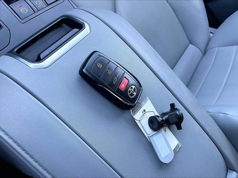 Used 2024 Toyota Highlander XLE AWD/4WD image 36