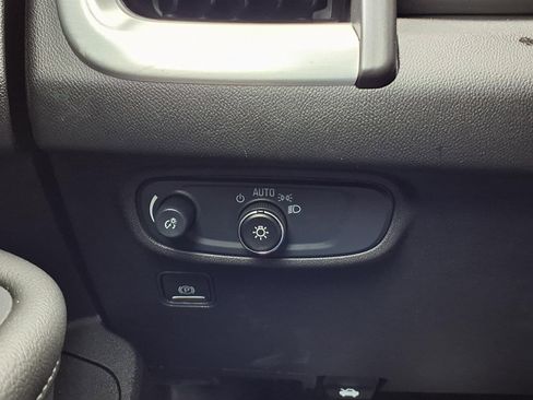 Used 2024 GMC Terrain SLE image 17