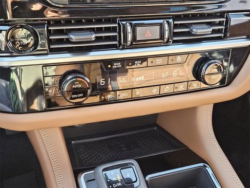 New 2025 Nissan Pathfinder Platinum image 19