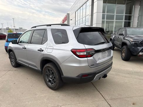 Used 2025 Honda Pilot TrailSport image 8