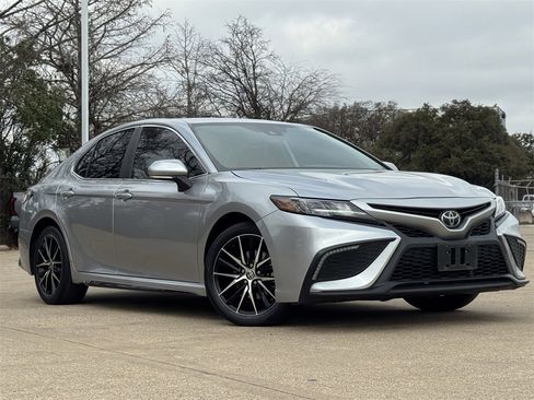 Used 2024 Toyota Camry SE image 2