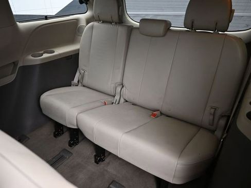 Used 2013 Toyota Sienna Limited w/ Premium Pkg image 18