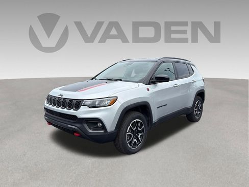Used 2025 Jeep Compass Trailhawk AWD/4WD image 1