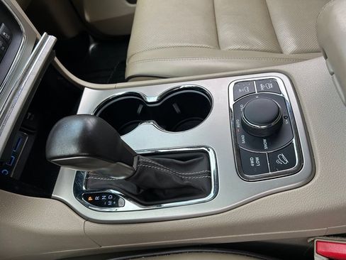 Used 2017 Jeep Grand Cherokee Overland w/ Jeep Active Safety Group AWD/4WD image 39