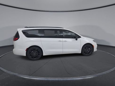 New 2026 Chrysler Pacifica Limited image 16