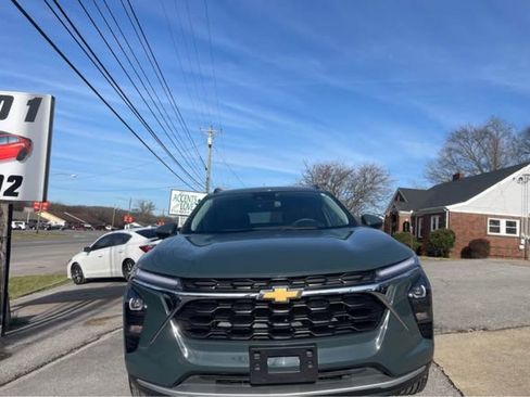 Used 2025 Chevrolet Trax LT w/ Driver Confidence Package FWD image 2