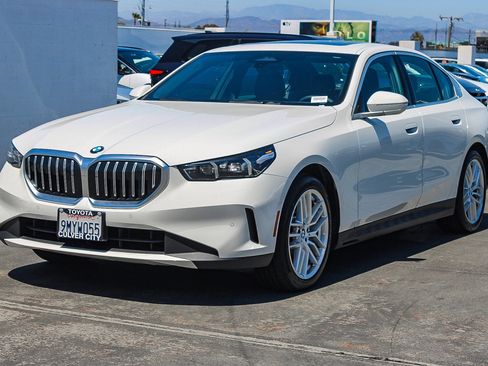 Used 2024 BMW 530i w/ Convenience Package RWD image 3