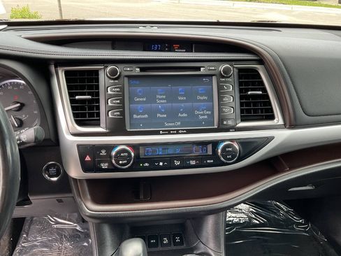 Used 2017 Toyota Highlander XLE AWD/4WD image 24