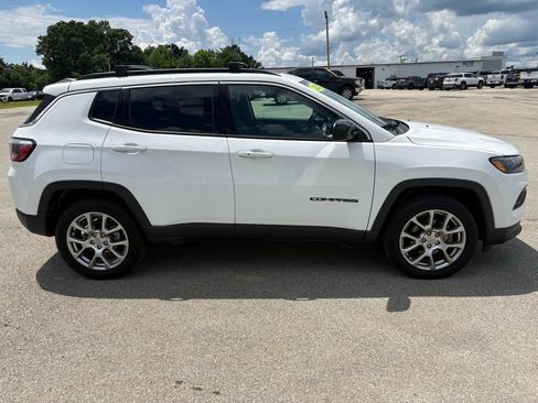 Used 2022 Jeep Compass Latitude w/ Sun and Sound Group AWD/4WD image 2