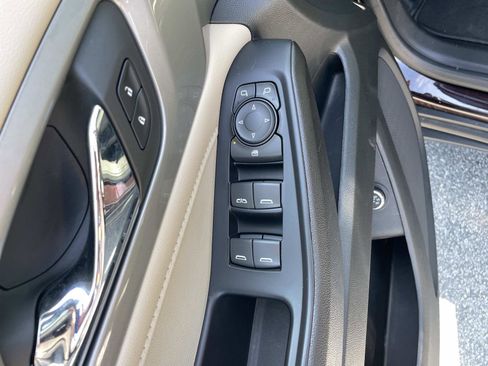 Used 2023 Chevrolet Traverse LT image 20