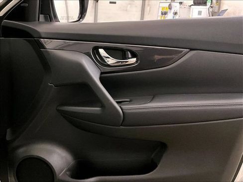 Used 2018 Nissan Rogue SV AWD/4WD image 23