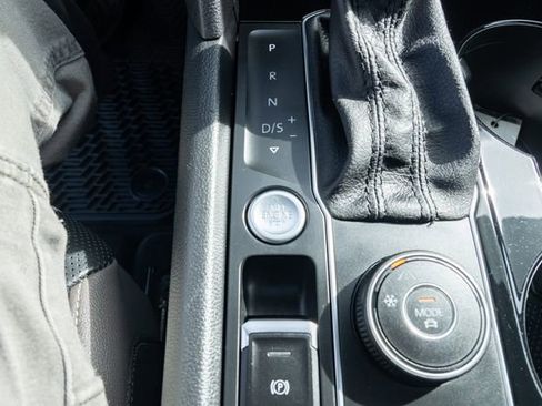 Used 2020 Volkswagen Atlas Cross Sport SEL Premium image 22