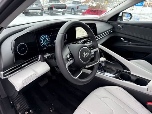 Certified 2025 Hyundai Elantra Limited image 21