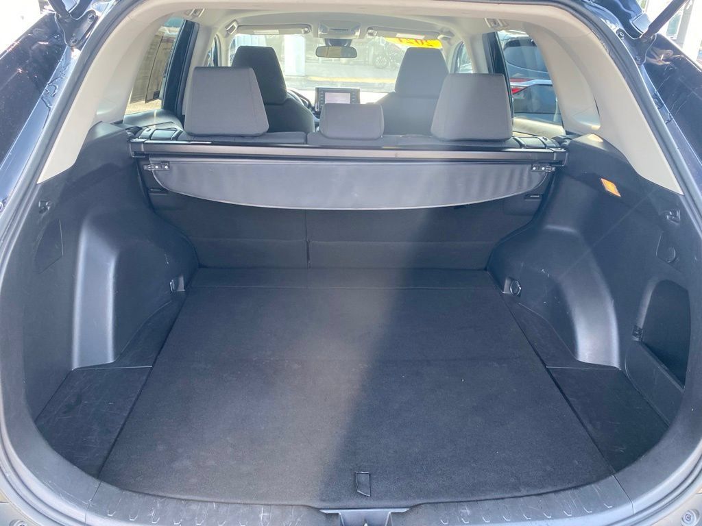 Used 2021 Toyota RAV4 XLE FWD image 11