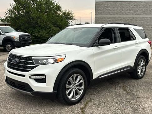 Used 2024 Ford Explorer XLT w/ Equipment Group 202A AWD/4WD image 2