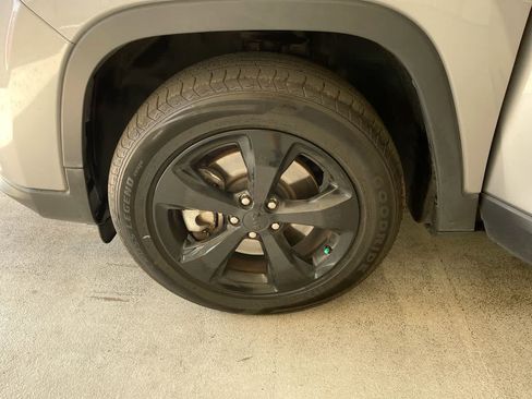 Used 2019 Jeep Cherokee Latitude Plus AWD/4WD image 10