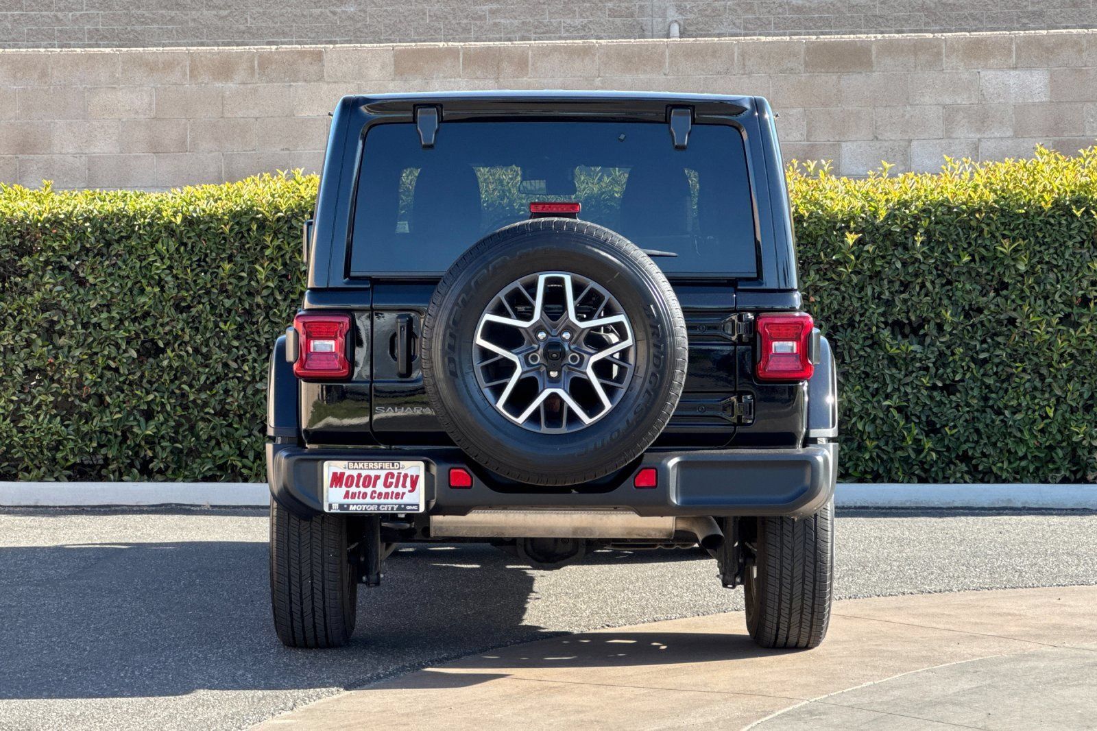 Used 2025 Jeep Wrangler Unlimited Sahara AWD/4WD image 5