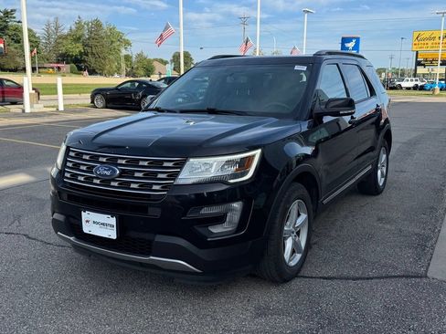Used 2017 Ford Explorer XLT w/ Equipment Group 202A AWD/4WD image 34
