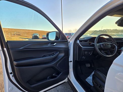 Used 2024 Jeep Grand Cherokee Altitude image 11