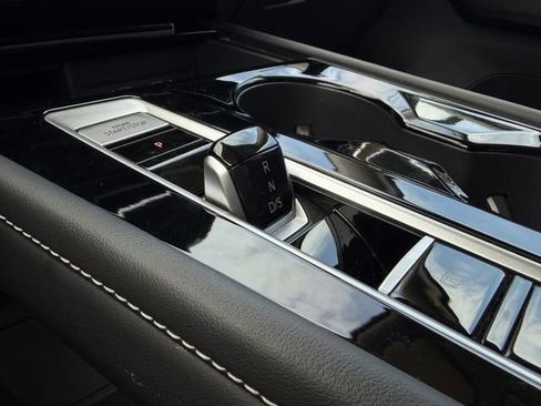 Used 2025 Volkswagen Atlas SE image 19