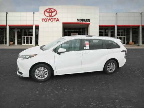New 2026 Toyota Sienna XLE FWD image 3