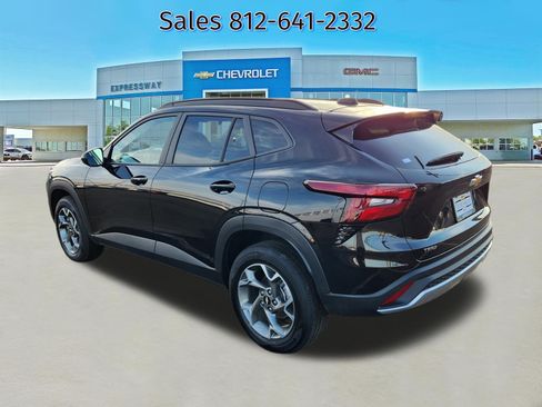 Used 2025 Chevrolet Trax LT w/ LT Convenience Package image 5