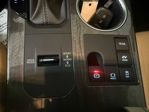 Used 2024 Toyota Highlander Limited image 35