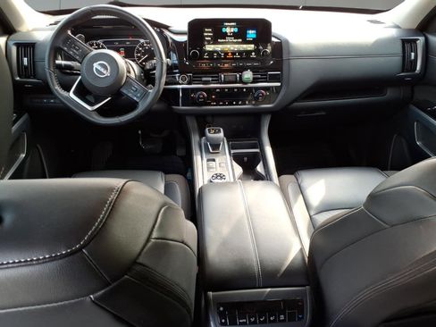 Used 2024 Nissan Pathfinder SL w/ Black Appearance Package image 8