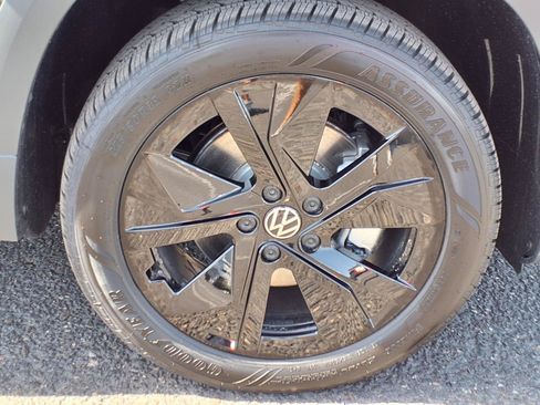 New 2026 Volkswagen Taos SE FWD image 5