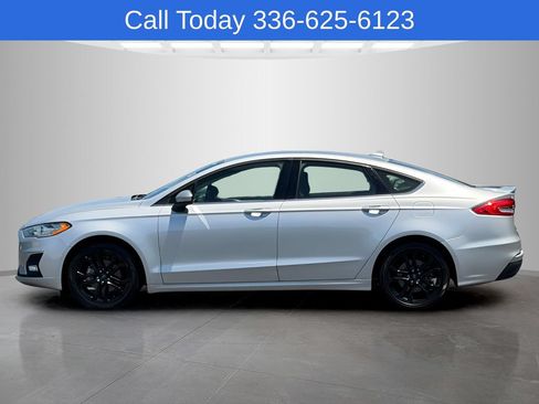 Used 2019 Ford Fusion SE w/ Equipment Group 151A FWD image 2