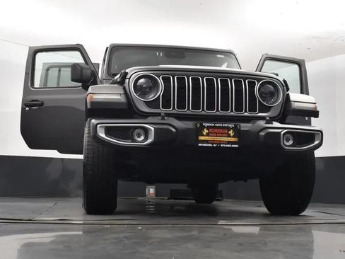 Used 2025 Jeep Wrangler Unlimited Sahara AWD/4WD image 11