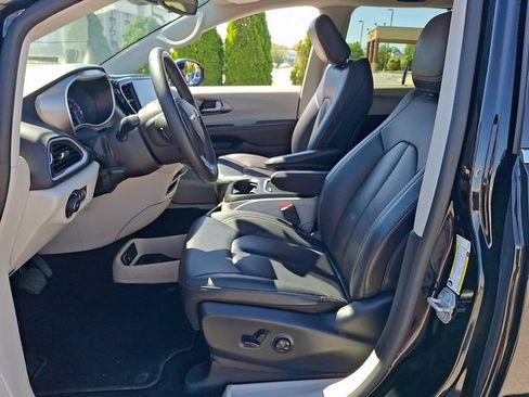 Used 2024 Chrysler Pacifica Touring-L FWD image 15